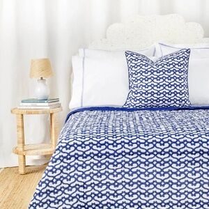 Roller Rabbit Big Cata Reversible Quilt Blue/White size King - Like New!